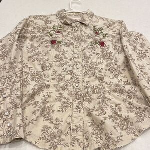 Country royalty, women’s shirt, size medium, beautiful embroidered nice snaps.